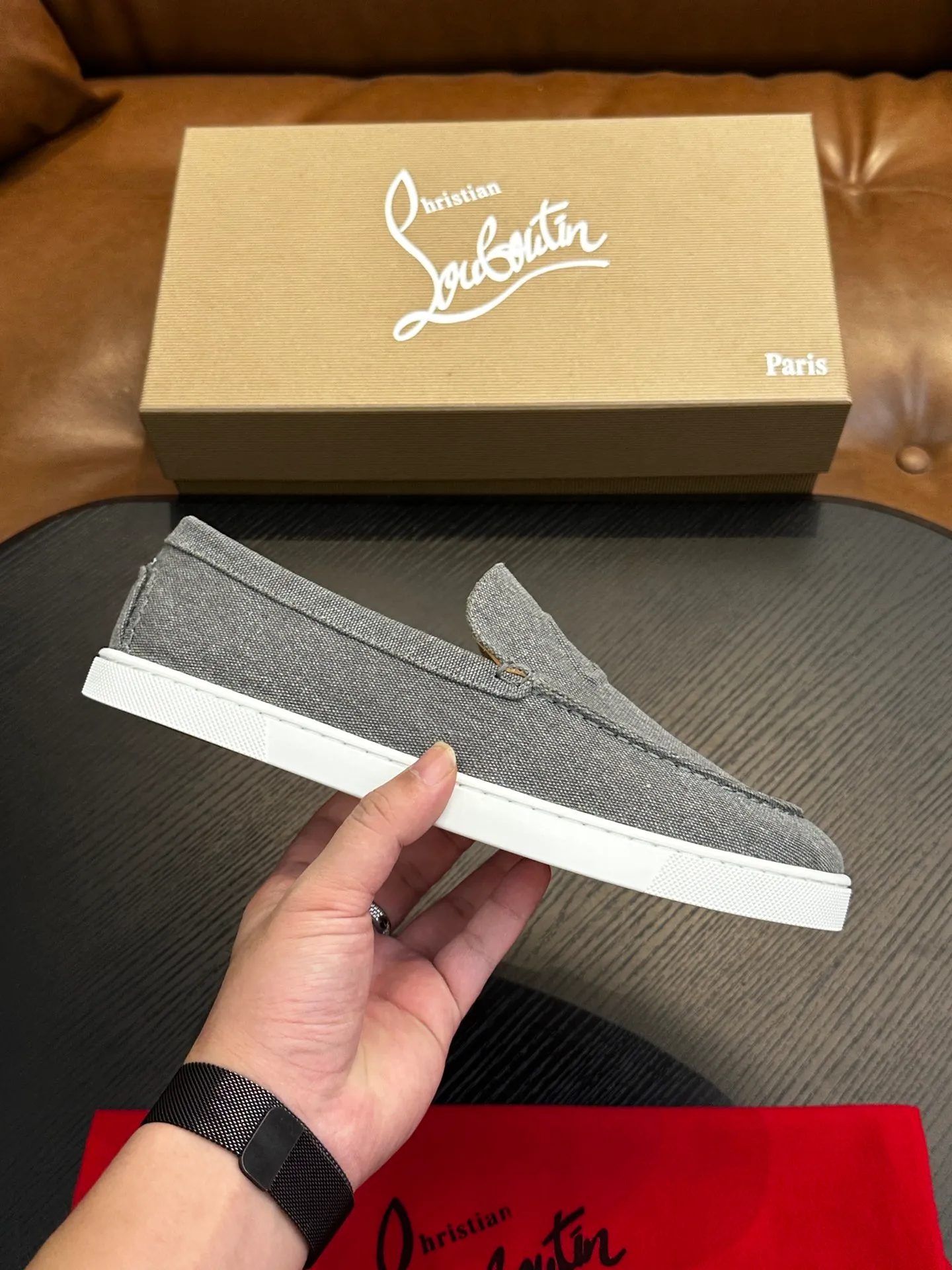 P760💰Christian Louboutin (red-soled shoes) Italian men’s casual sneakers are shipped! Each pair of shoes from this Italian handmade shoe brand has a simple and classic design, which is very comfortable and versatile! The upper fabric of this shoe is made of imported cowhide, with high-end and comfortable cowhide lining! The outsole is made of original rubber bottom sheets and is lined with cowhide! Brand-specific molded footbed, exclusive private mold control! Original box packaging, with shoe storage bag! 39 40 41 42 43 44 (38 45 46 customized)